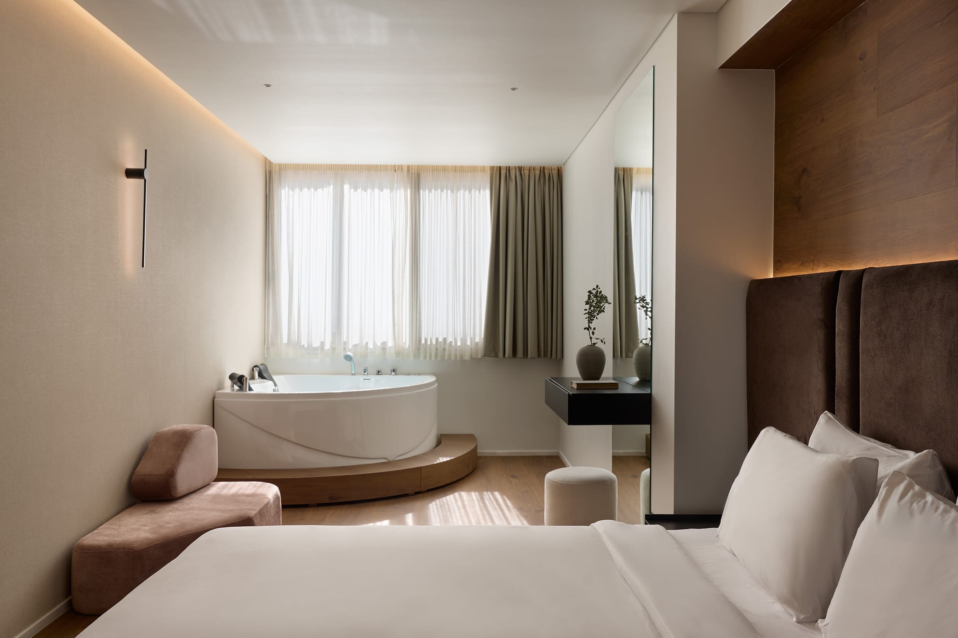 Deluxe Suite With indoor Spa Bath