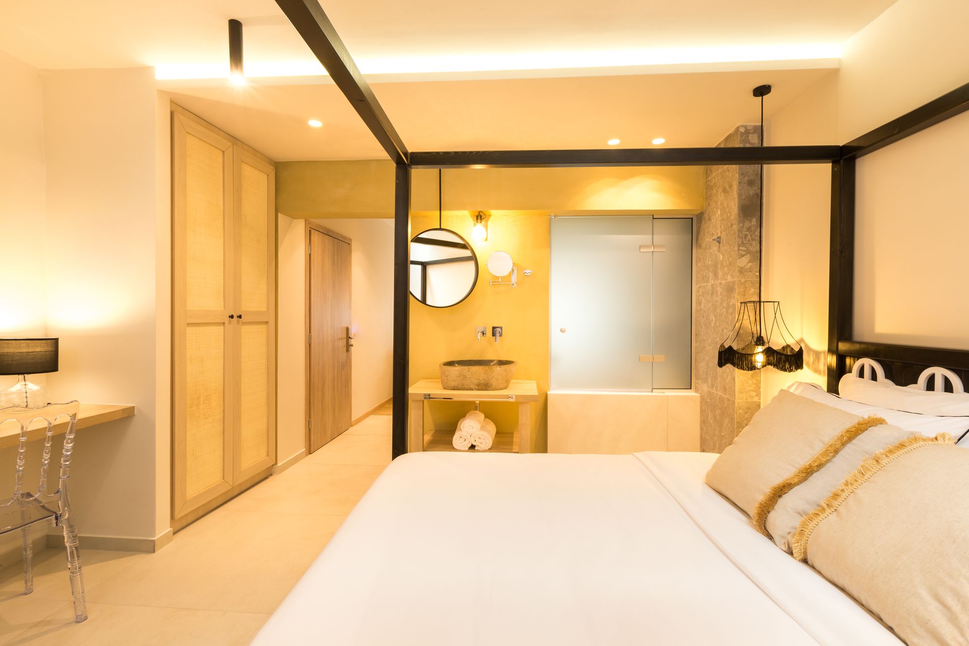 Deluxe ground floor suite with hot tub (has no windows)