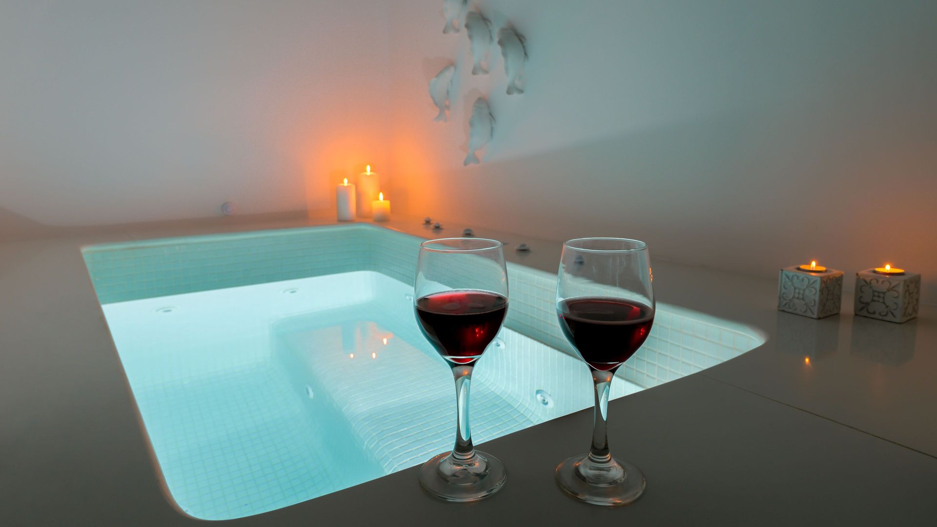 Suite with indoor Hot tub