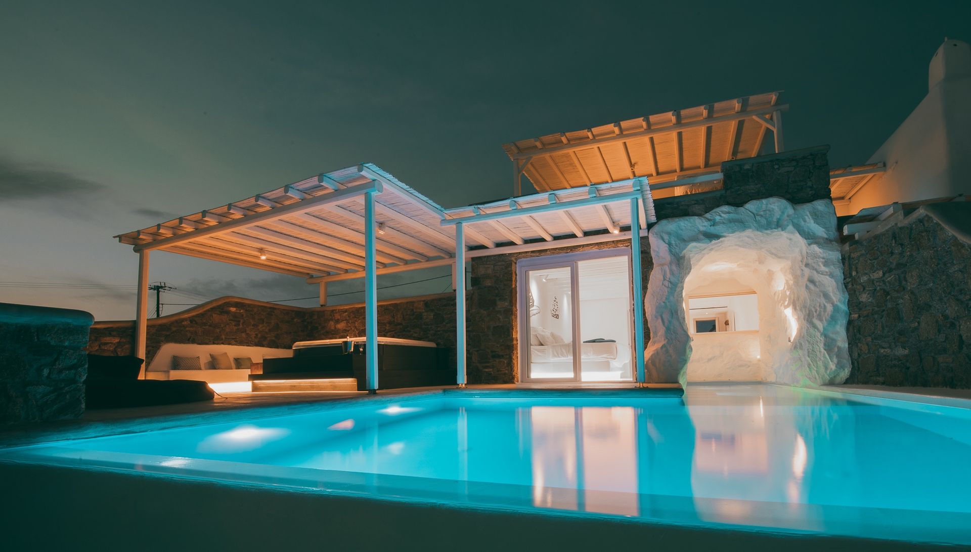 Dream Cave Suite with Heated Private Pool & Lounge Area