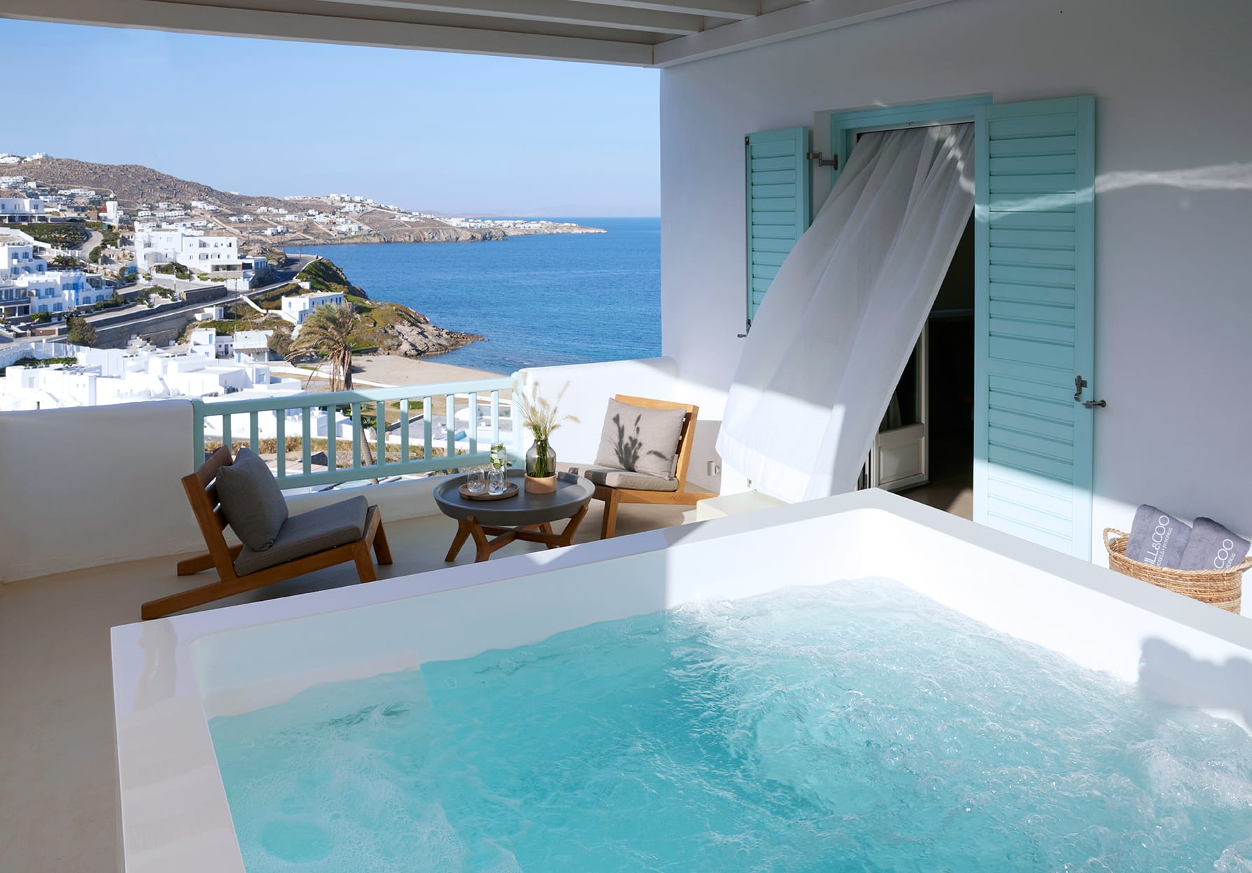 Bill&Coo Suite with outdoor Jetted Tub and Sea View