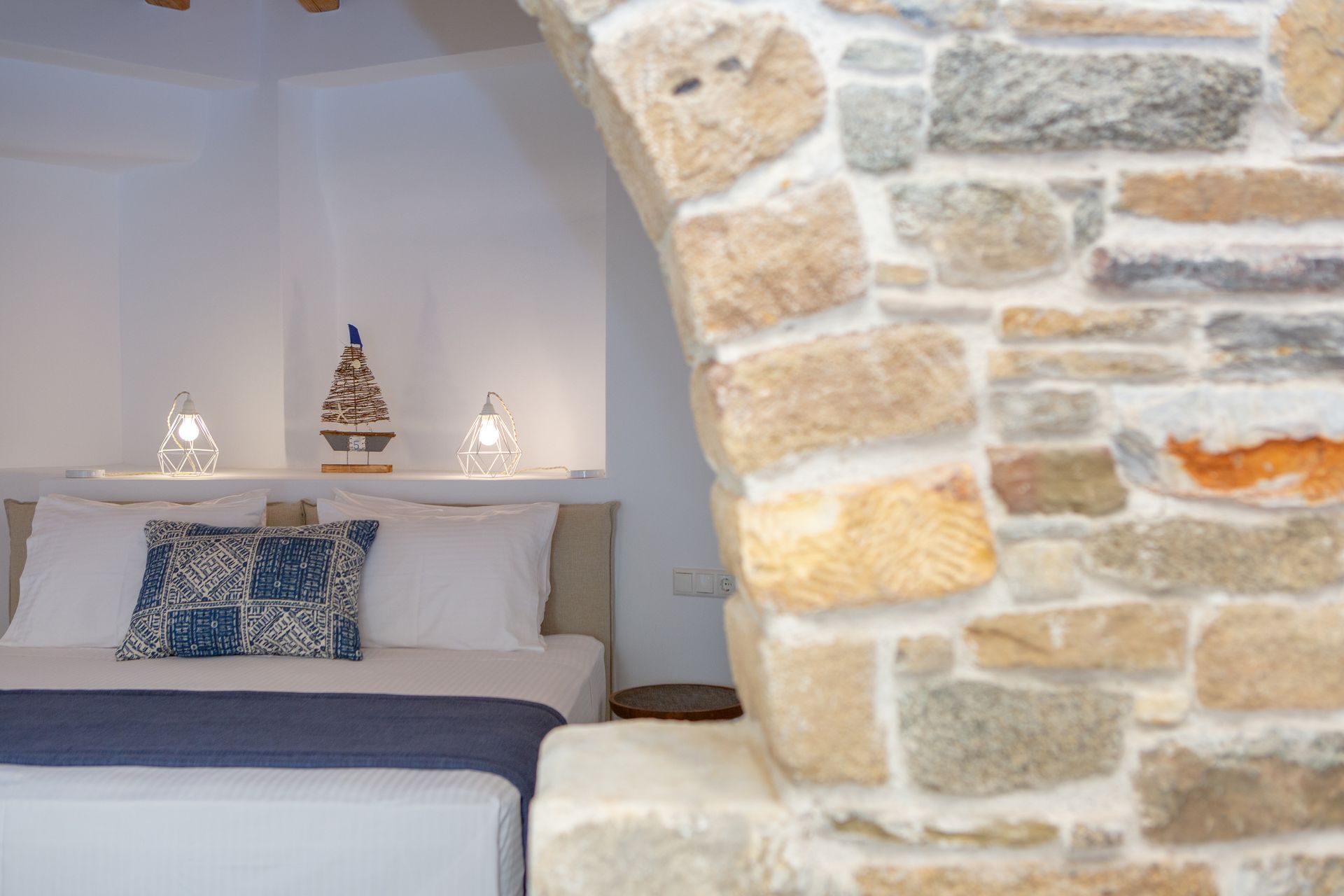 Deluxe Apartment with Private Courtyard– King Bed