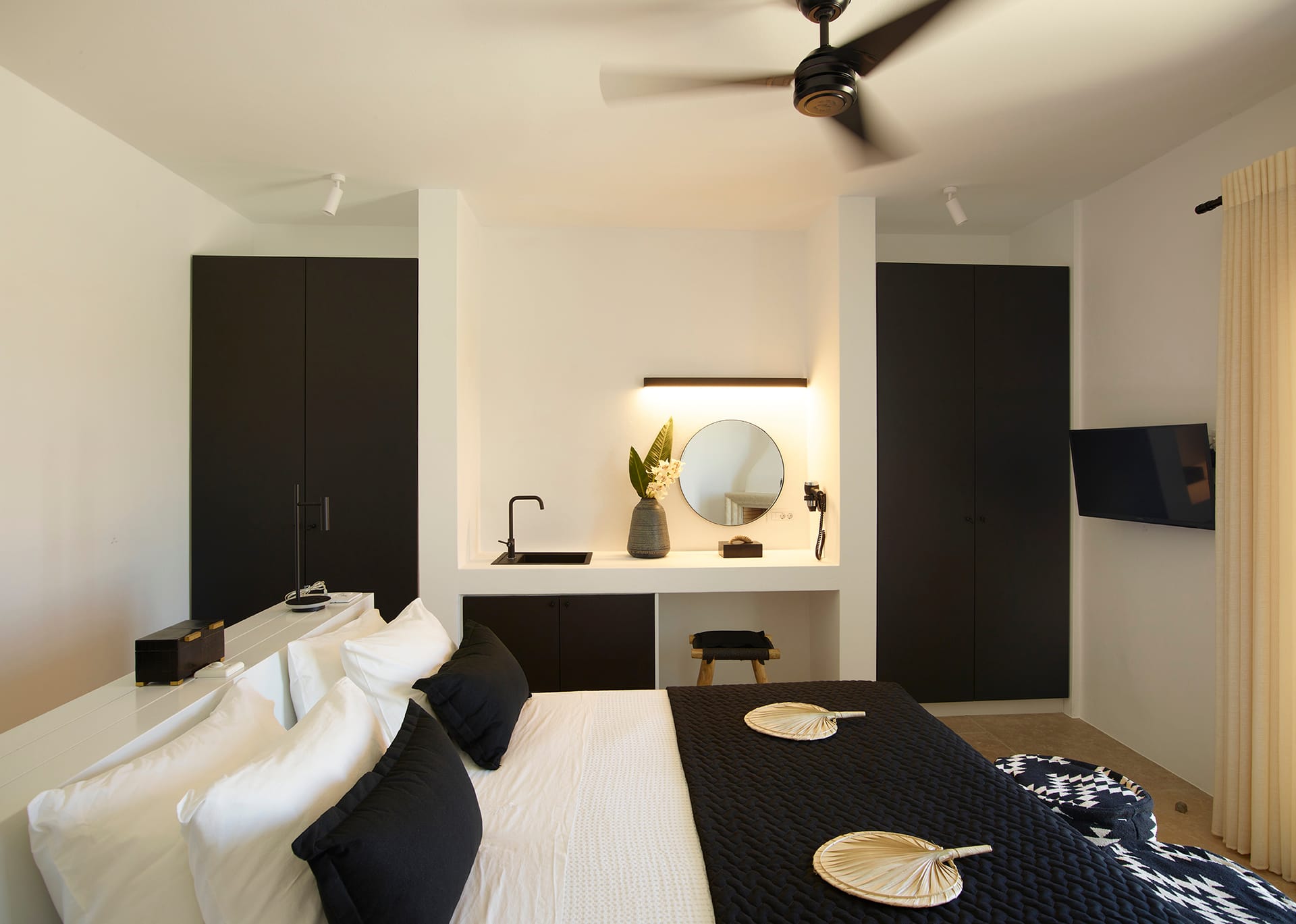 GRAND SUITE WITH OUTDOOR HEATED JACUZZI & BALCONY
