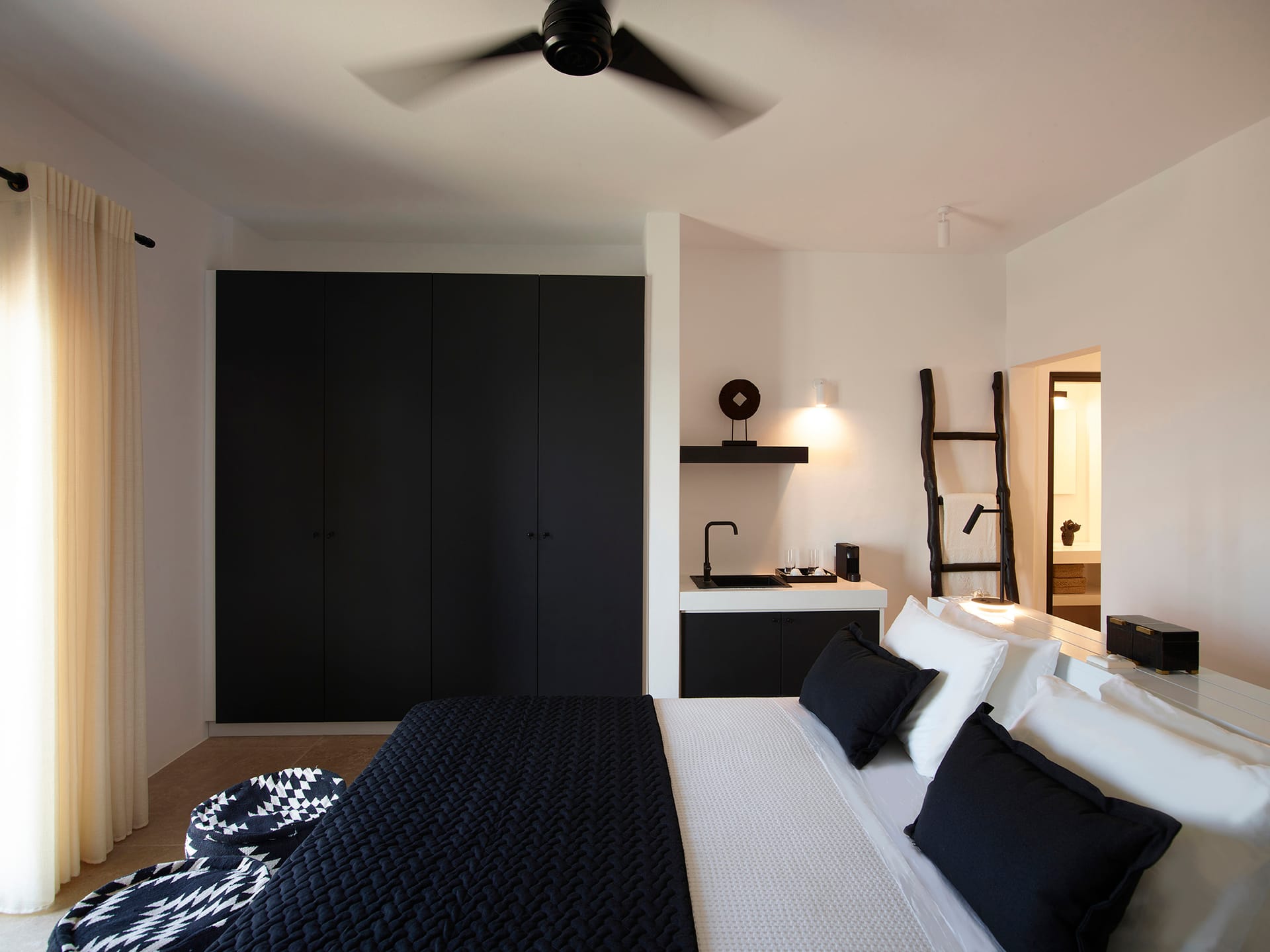 GRAND SUITE WITH OUTDOOR HEATED JACUZZI & BALCONY