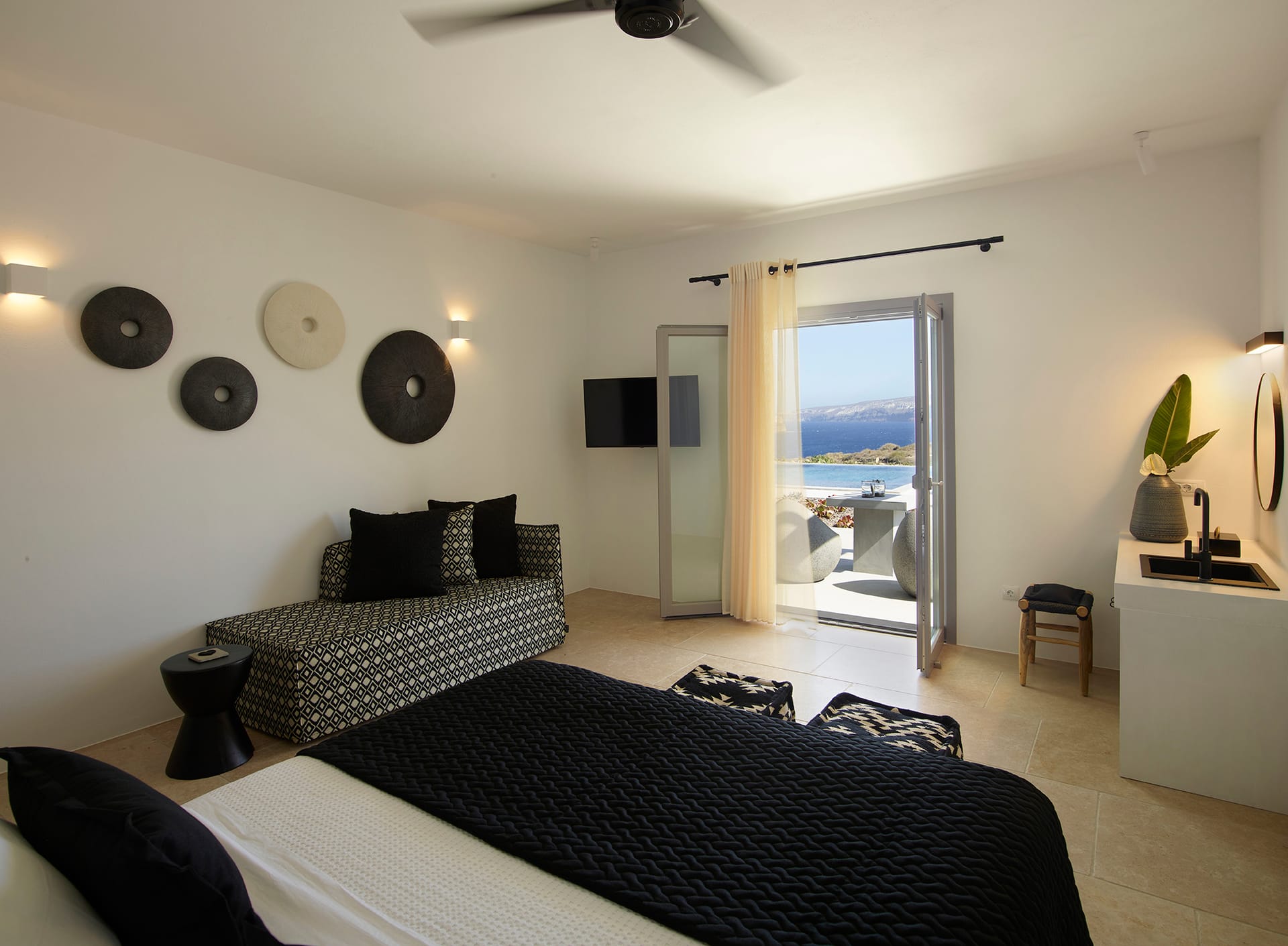 DELUXE SUITE WITH OUTDOOR HEATED JACUZZI & PATIO