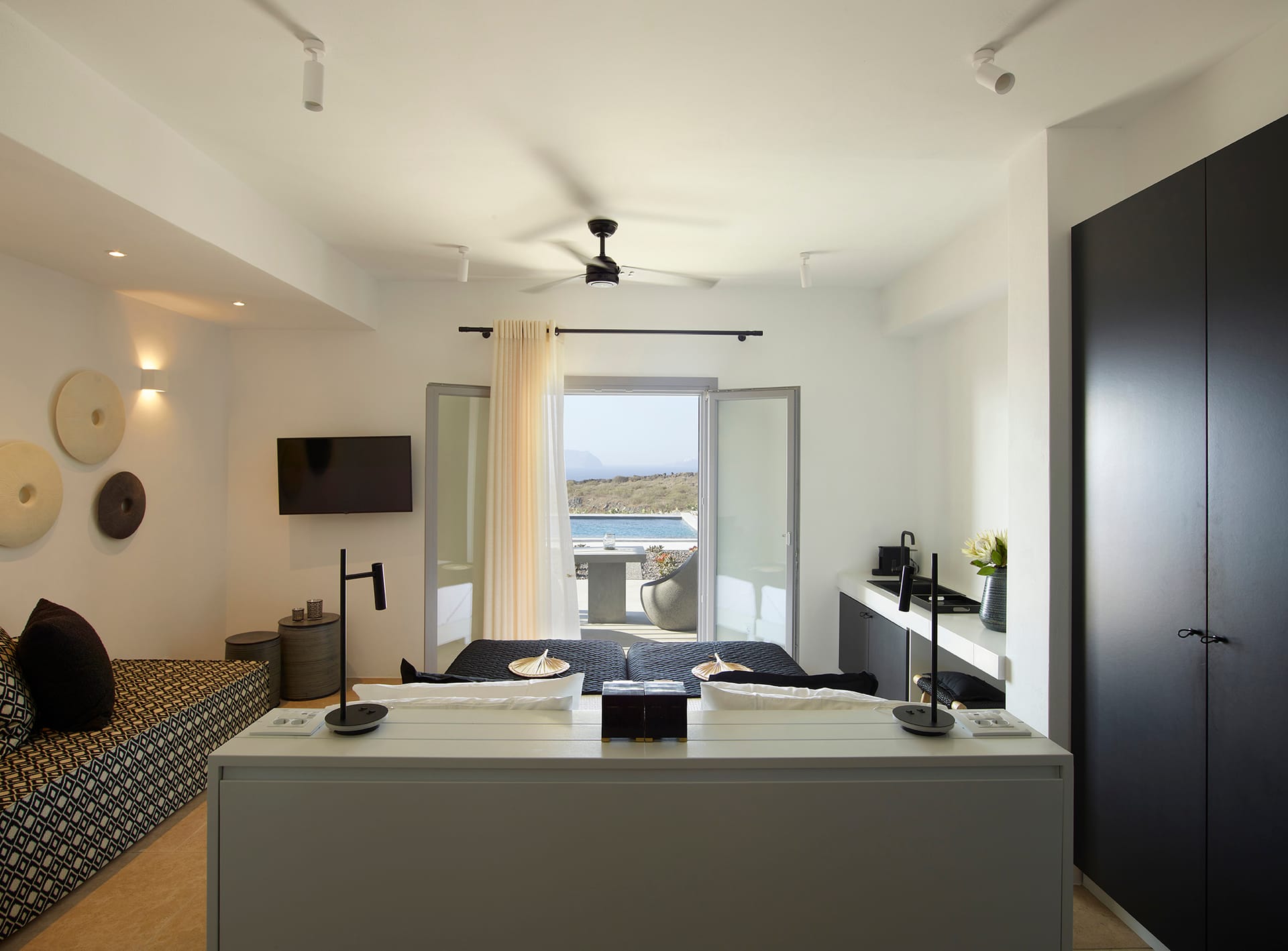 DELUXE SUITE WITH OUTDOOR HEATED JACUZZI & PATIO