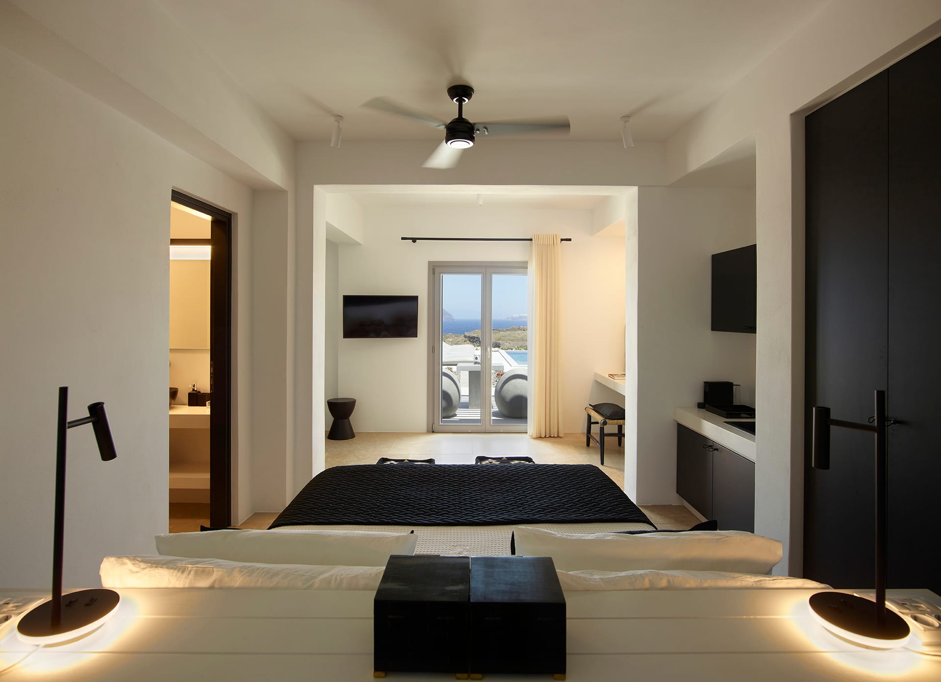 DELUXE SUITE WITH OUTDOOR HEATED JACUZZI & PATIO