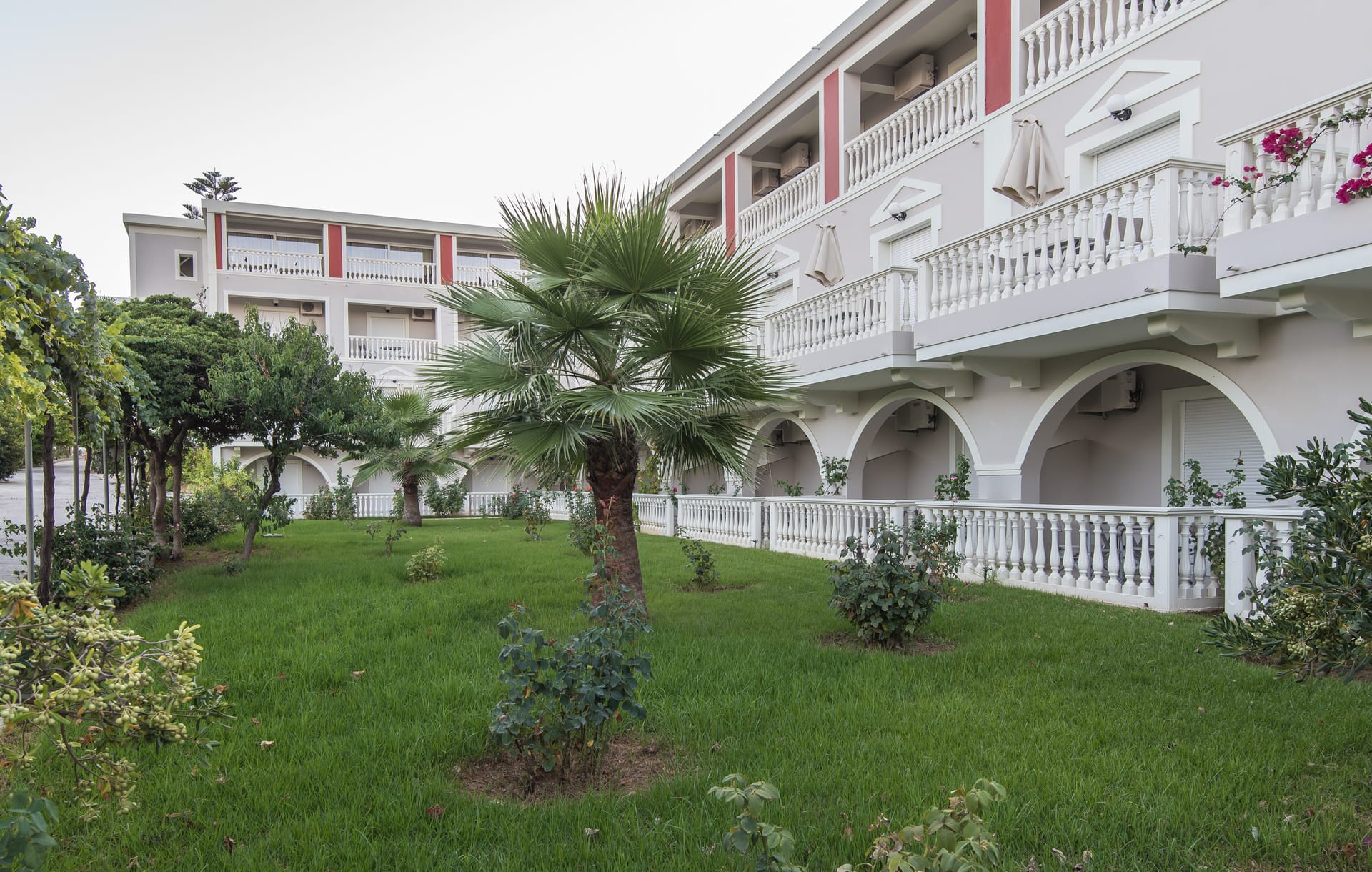 Belussi Beach Hotel & Suites