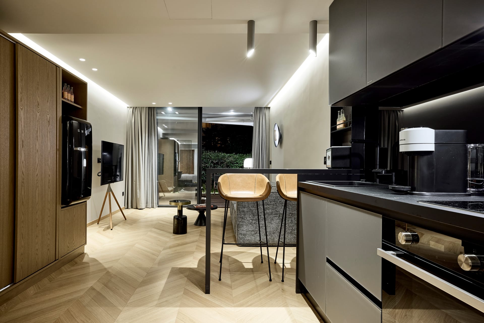 Cama Luxury Suites Kavouri
