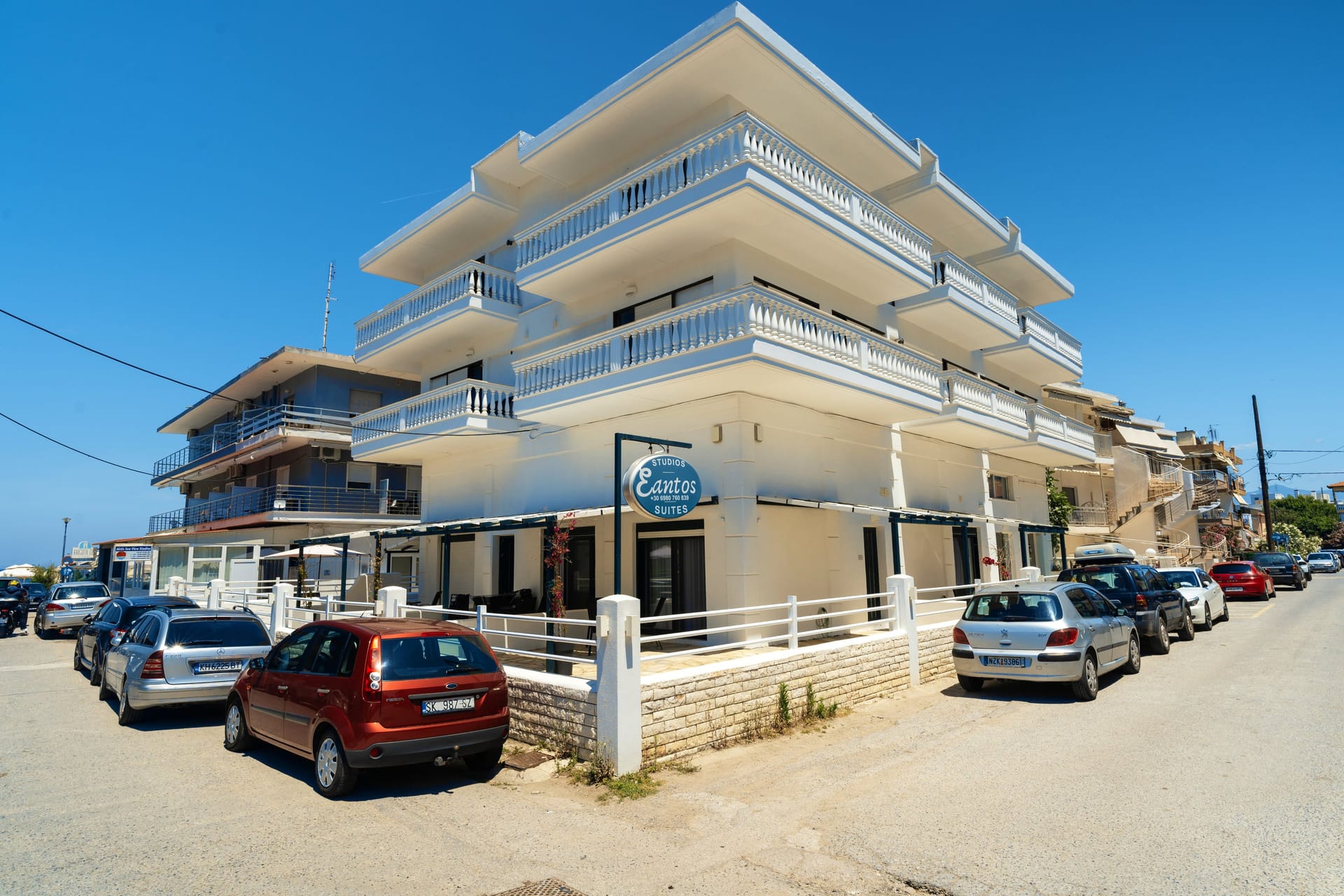 Eantos Studios & Suites