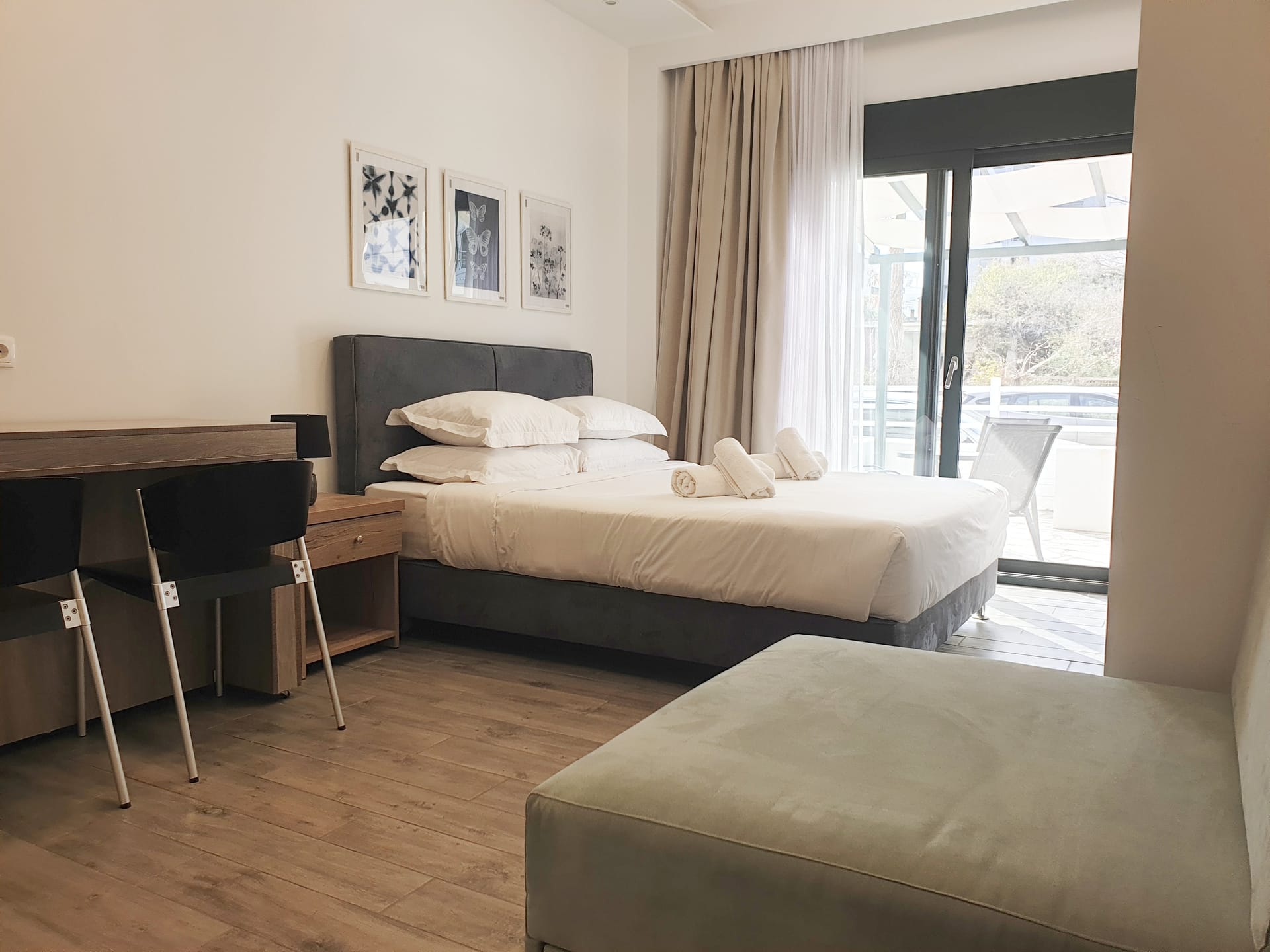 Eantos Studios & Suites
