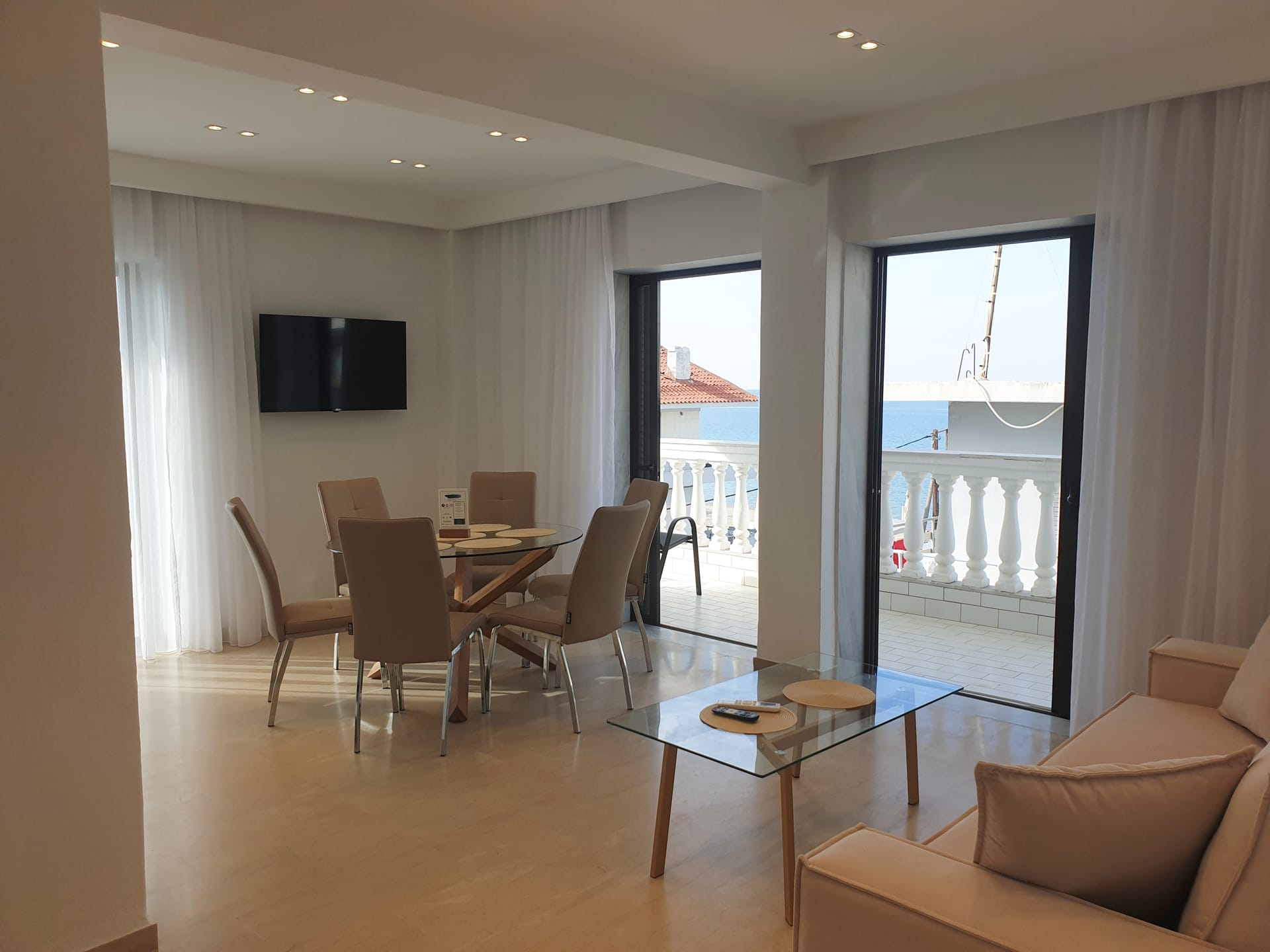 Eantos Studios & Suites