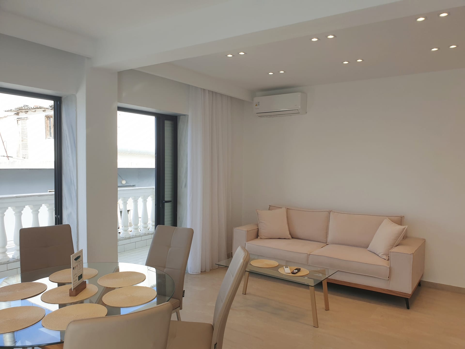 Eantos Studios & Suites
