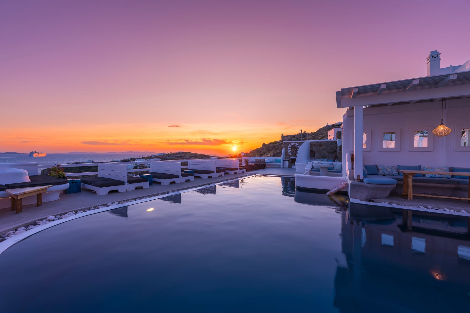 Flaskos Luxury Suites