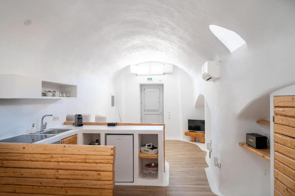 Karpimo & Fertimo Suites Santorini