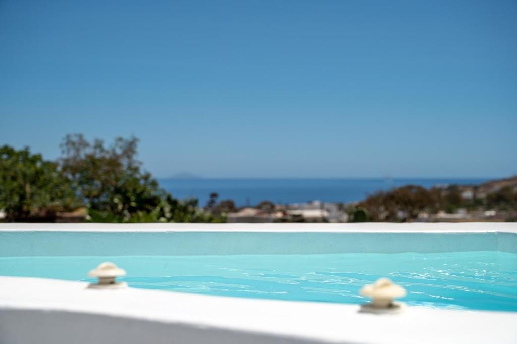 Karpimo & Fertimo Suites Santorini