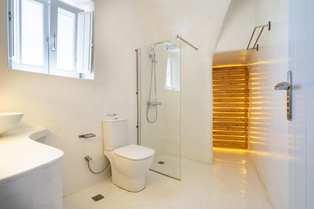 Karpimo & Fertimo Suites Santorini