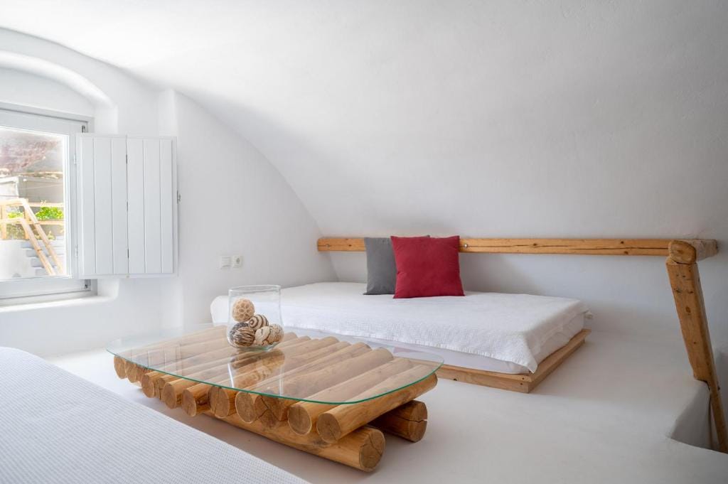 Karpimo & Fertimo Suites Santorini