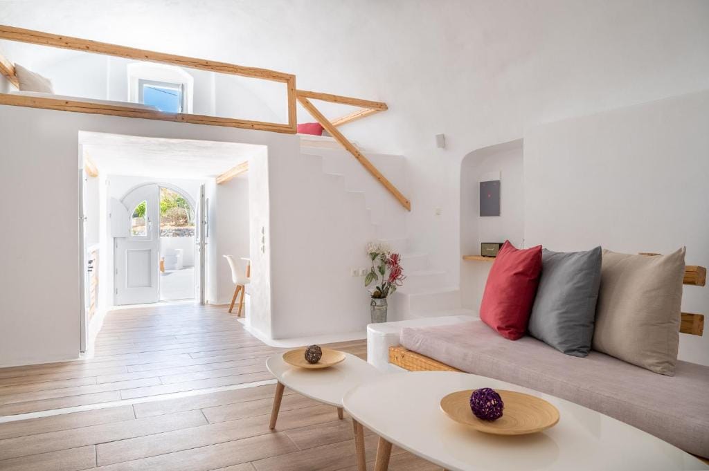 Karpimo & Fertimo Suites Santorini