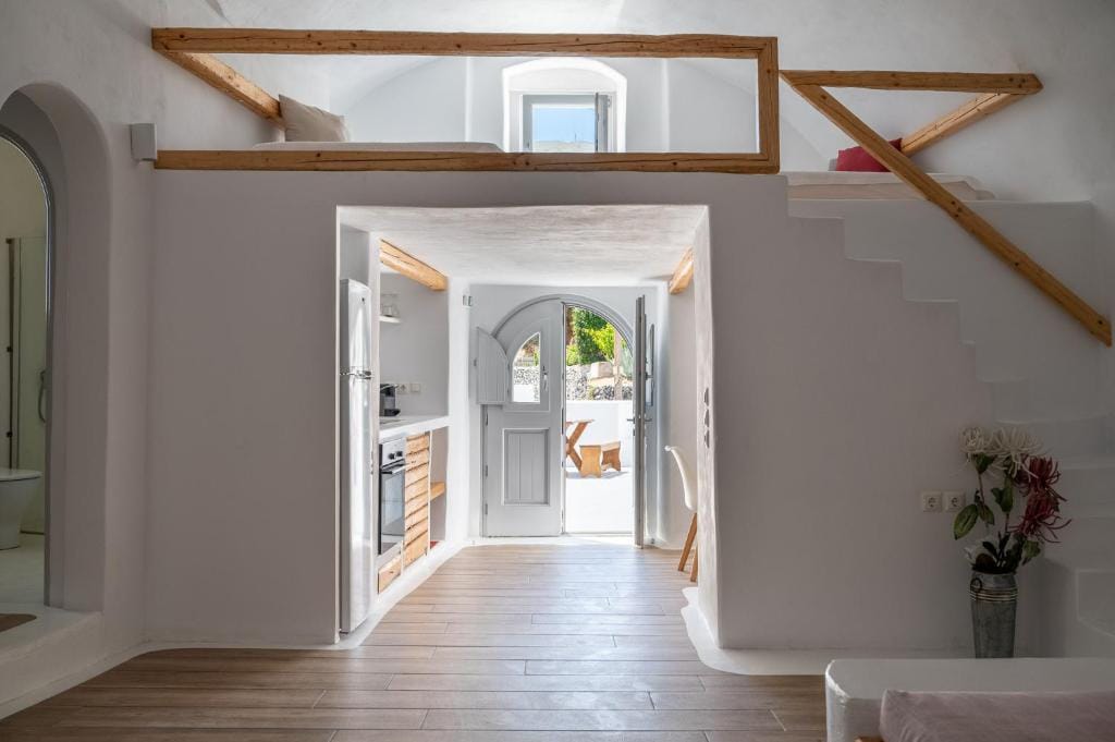 Karpimo & Fertimo Suites Santorini