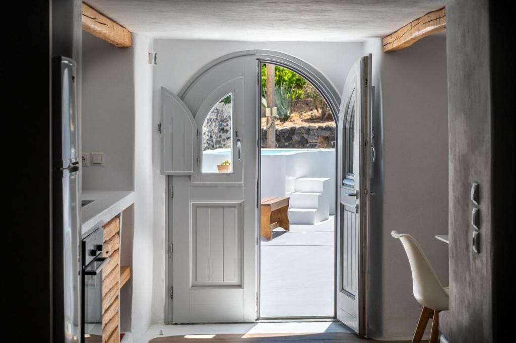 Karpimo & Fertimo Suites Santorini