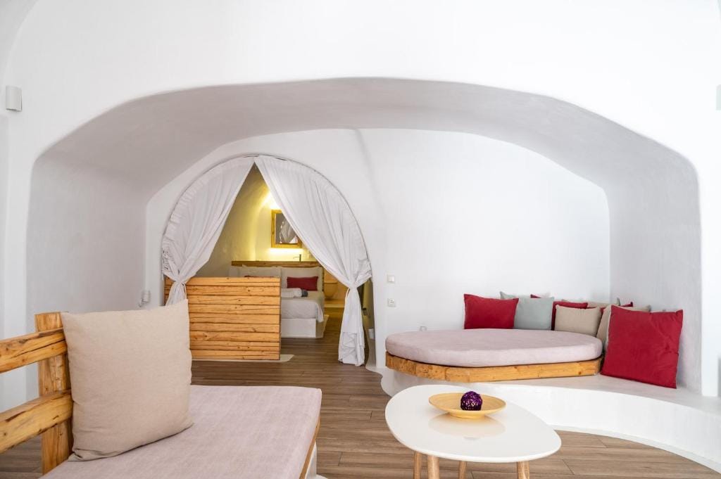 Karpimo & Fertimo Suites Santorini