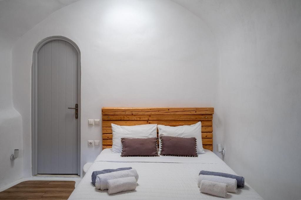 Karpimo & Fertimo Suites Santorini