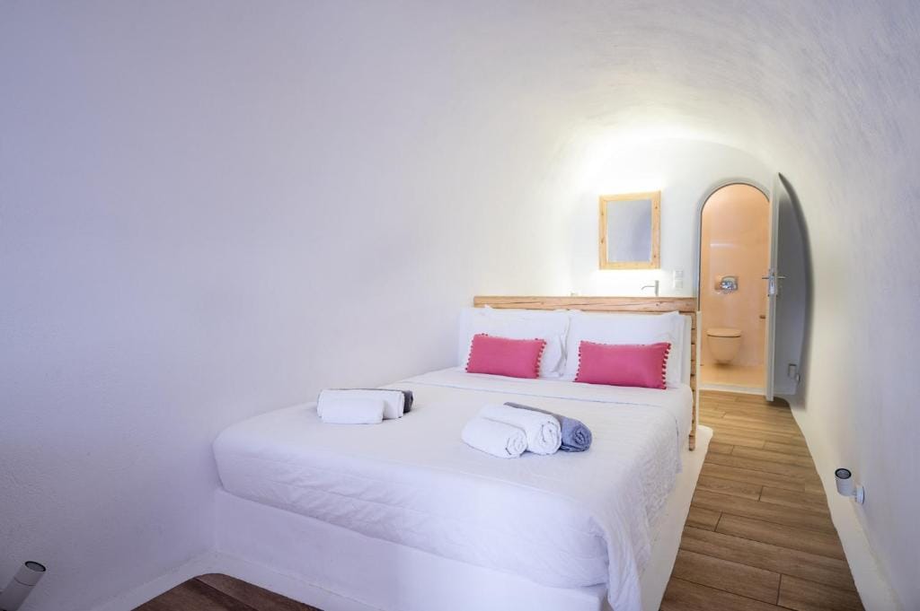 Karpimo & Fertimo Suites Santorini