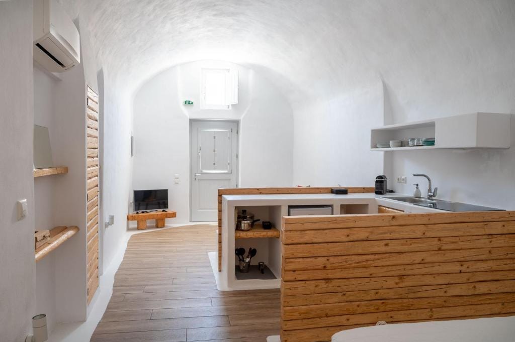 Karpimo & Fertimo Suites Santorini