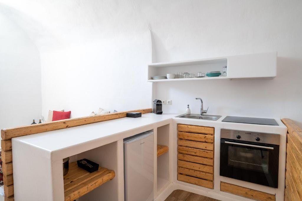 Karpimo & Fertimo Suites Santorini