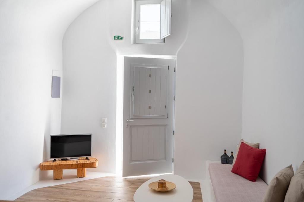Karpimo & Fertimo Suites Santorini