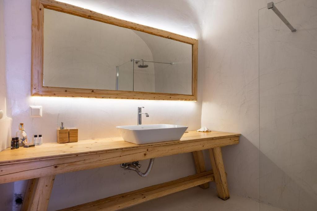 Karpimo & Fertimo Suites Santorini