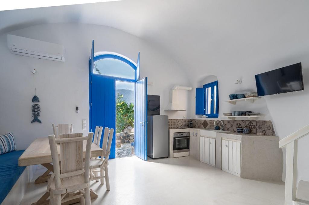 Karpimo & Fertimo Suites Santorini