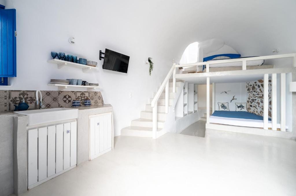 Karpimo & Fertimo Suites Santorini