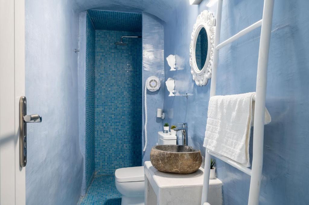 Karpimo & Fertimo Suites Santorini