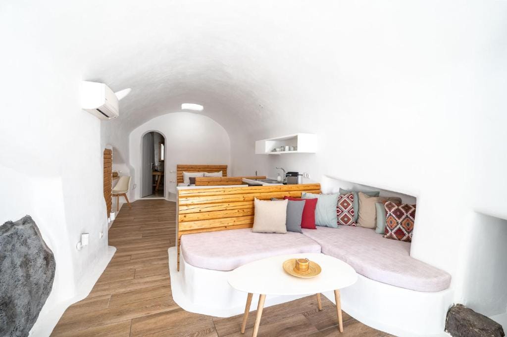 Karpimo & Fertimo Suites Santorini