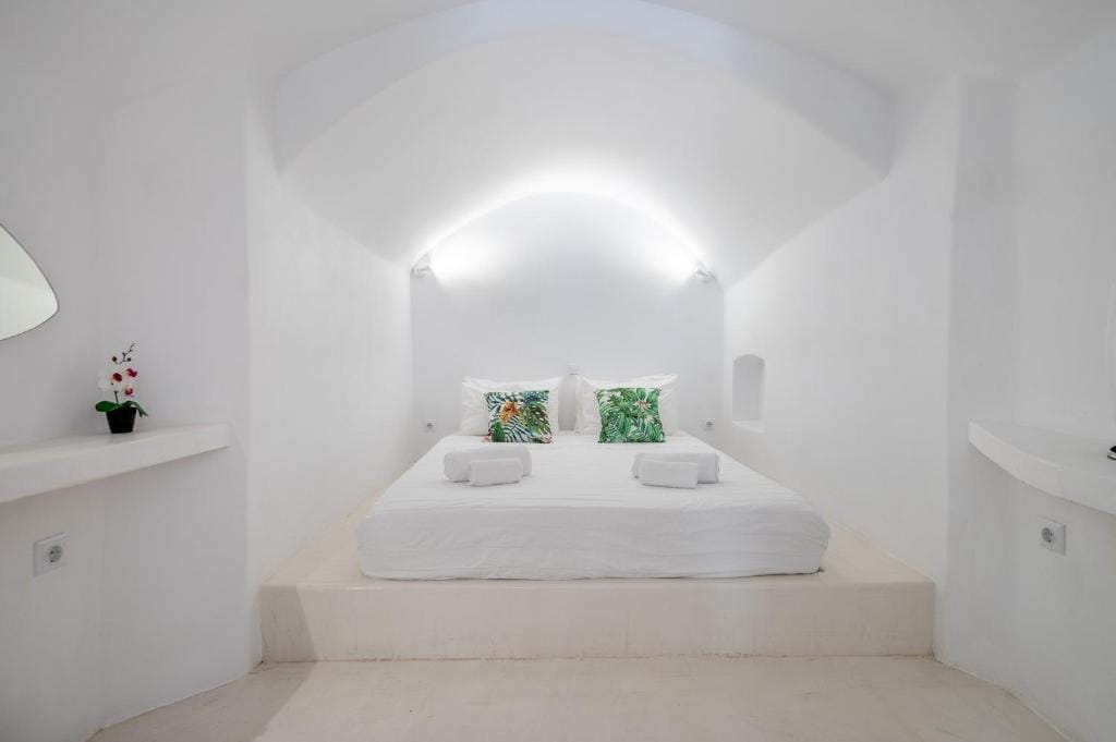 Karpimo & Fertimo Suites Santorini