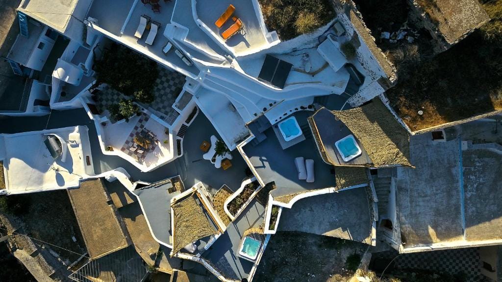 Karpimo & Fertimo Suites Santorini