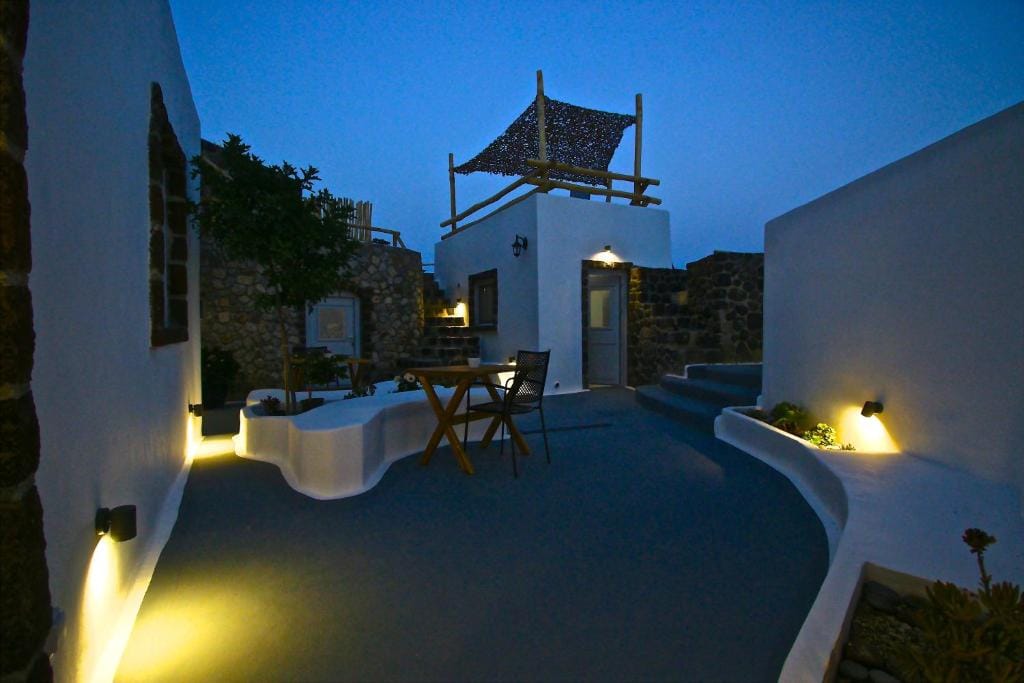 Karpimo & Fertimo Suites Santorini