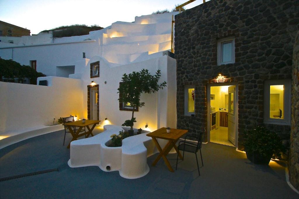 Karpimo & Fertimo Suites Santorini