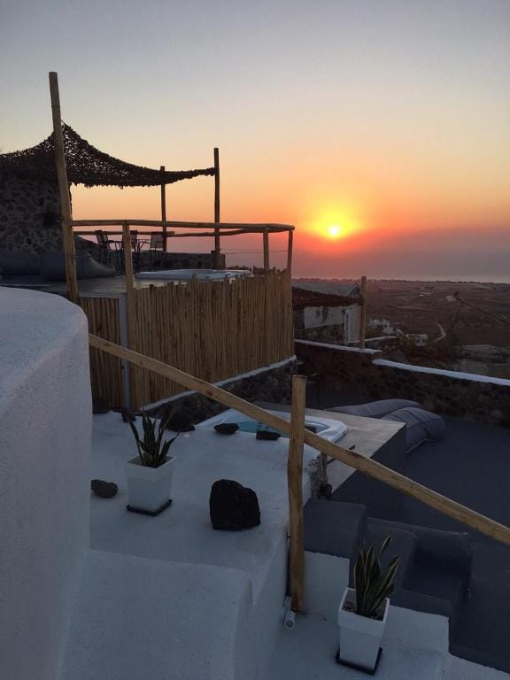 Karpimo & Fertimo Suites Santorini