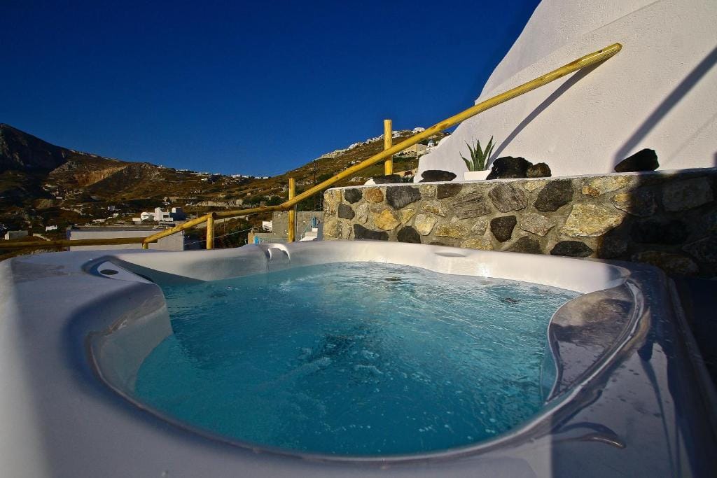 Karpimo & Fertimo Suites Santorini