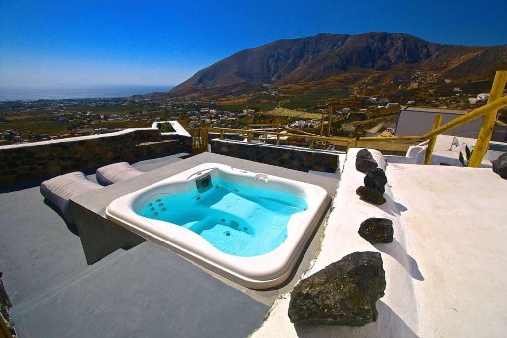 Karpimo & Fertimo Suites Santorini