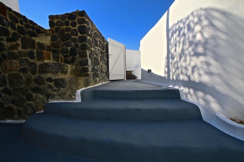 Karpimo & Fertimo Suites Santorini