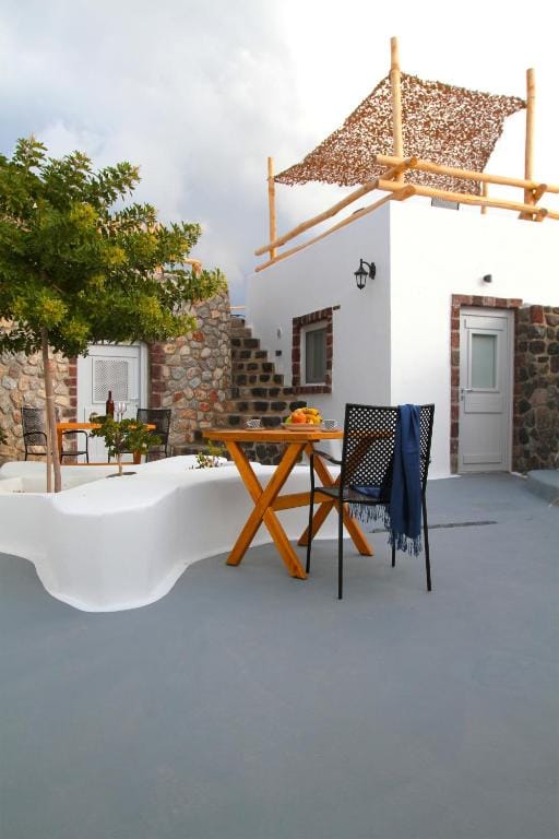 Karpimo & Fertimo Suites Santorini