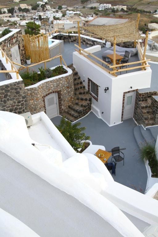 Karpimo & Fertimo Suites Santorini