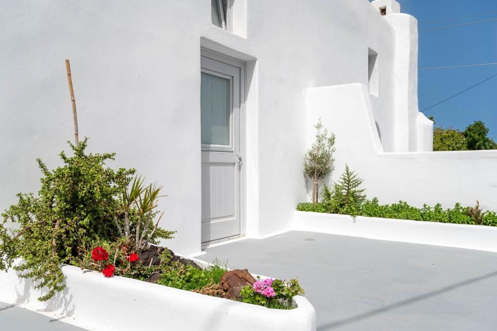 Karpimo & Fertimo Suites Santorini