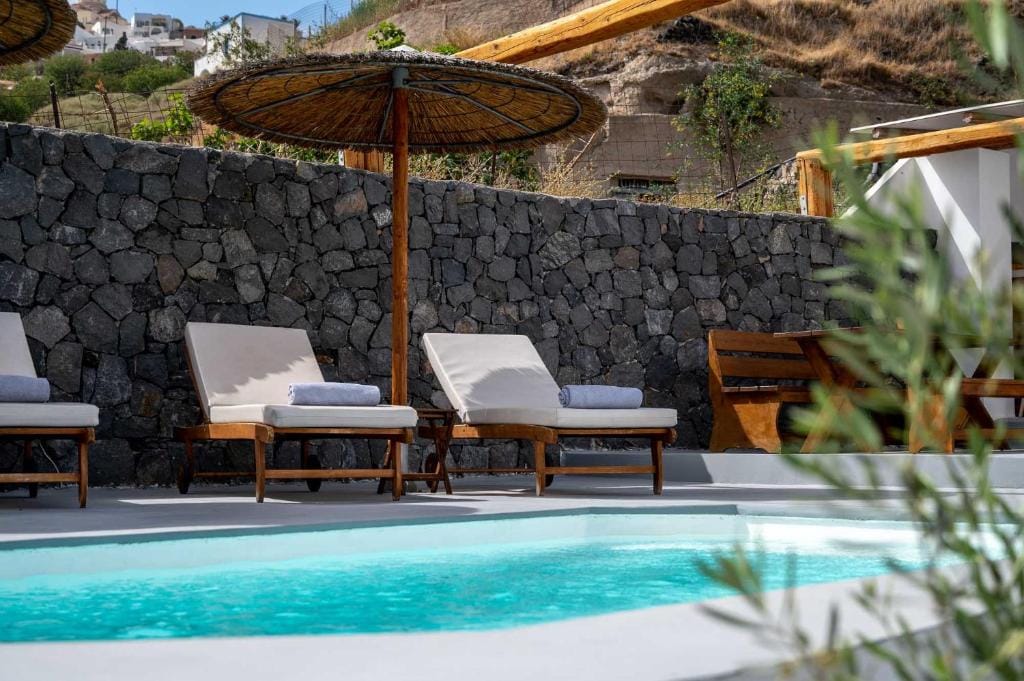 Karpimo & Fertimo Suites Santorini
