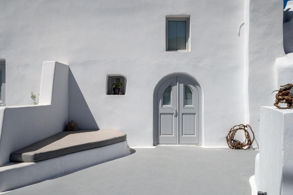 Karpimo & Fertimo Suites Santorini