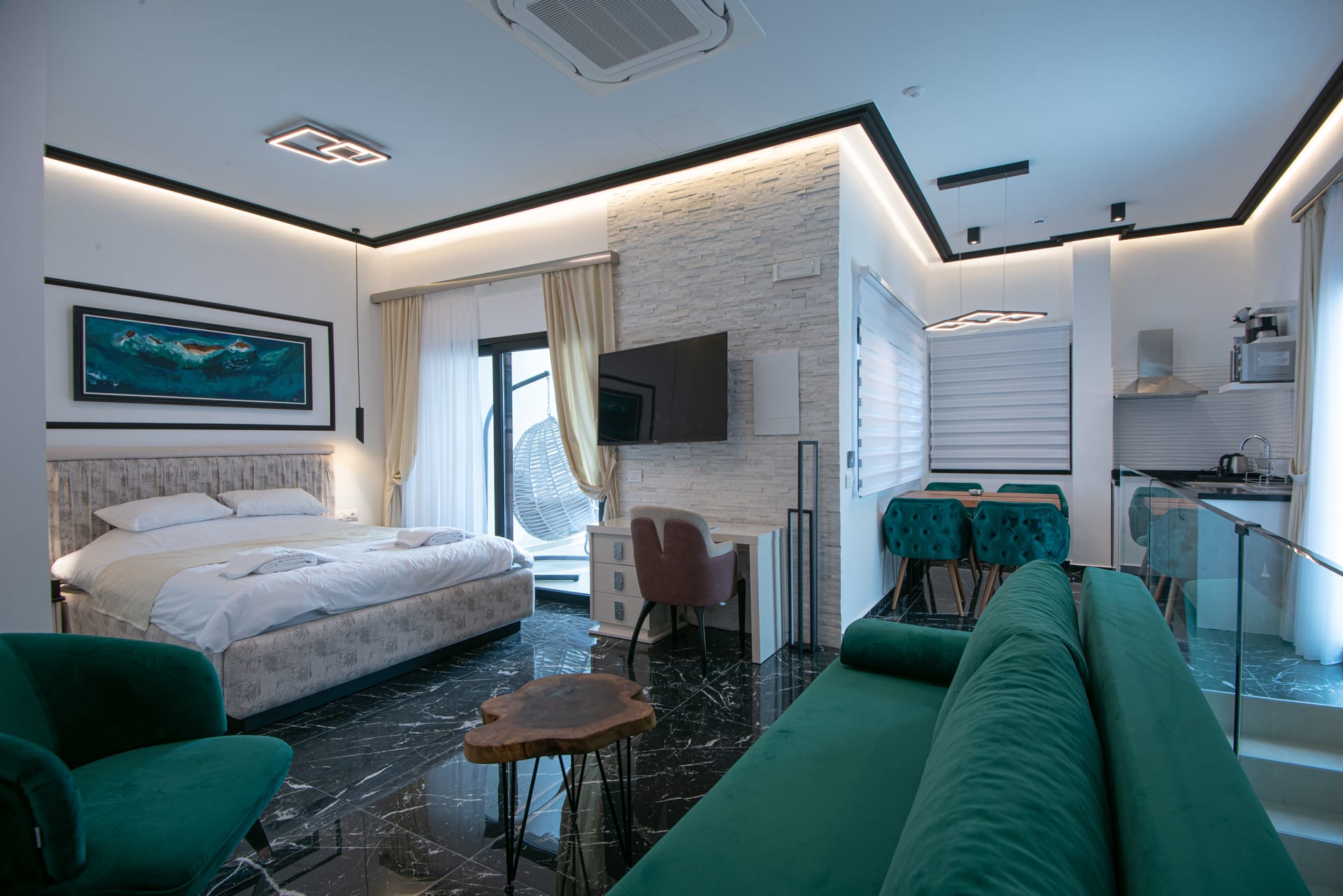 Lazar Lux Suites